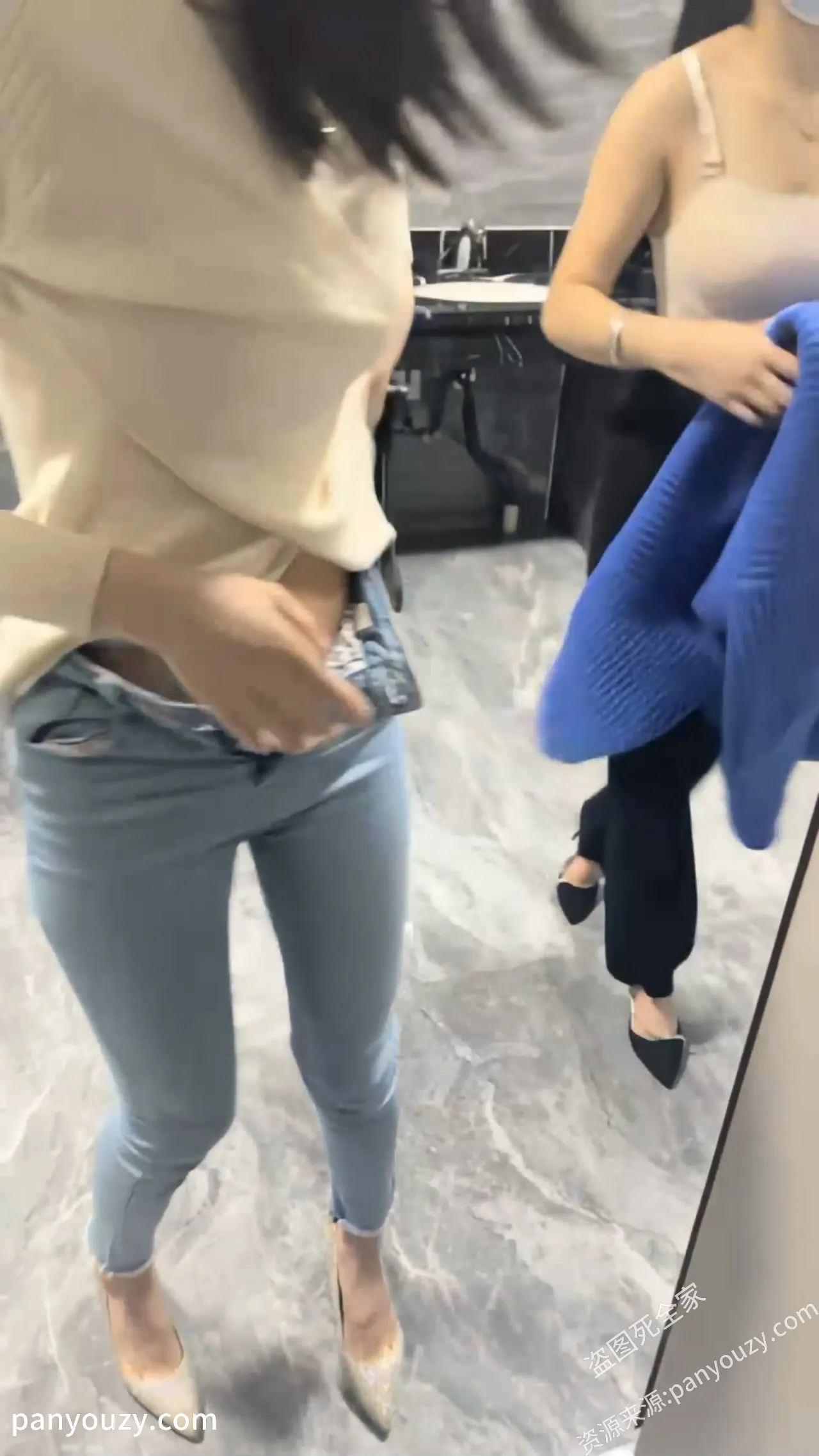 图片[1]-【公厕4P换妻聚会】颜值夫妻，找个公厕轮流无套互操对方老婆，场面极度刺激！-51欢迎您！